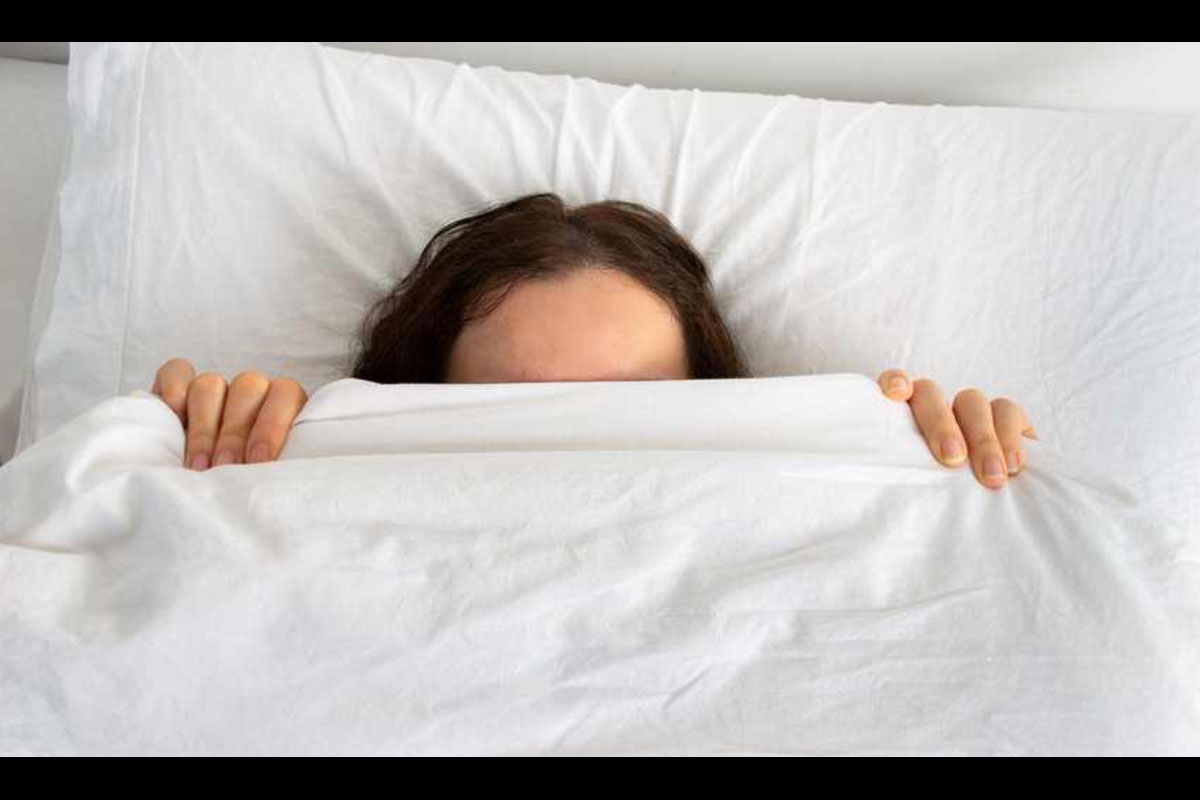 Прячется под одеялом. Выгоялываеи мз од одеяла. Женщина боится. Девочка прячется под одеялом. Человек под одеялом.